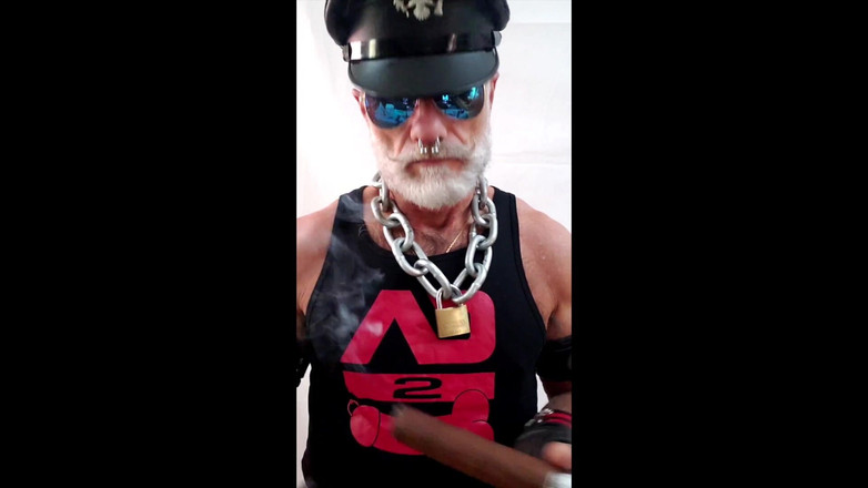MusclesCigarsFFPig: Padrastro de cuero encendiendo un gran anillo