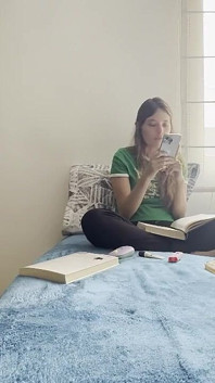 2人の女子大生が部屋で激しくセックスする