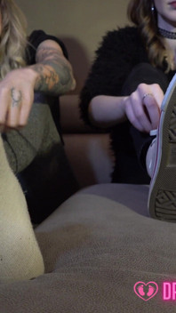Mikaila et les pieds en sueur de Nina - (filles de rêve en chaussettes)