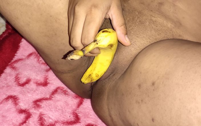 Desi Angel: インドの十代の女の子遊び美しい湿った商品ソロ運指とバナナ