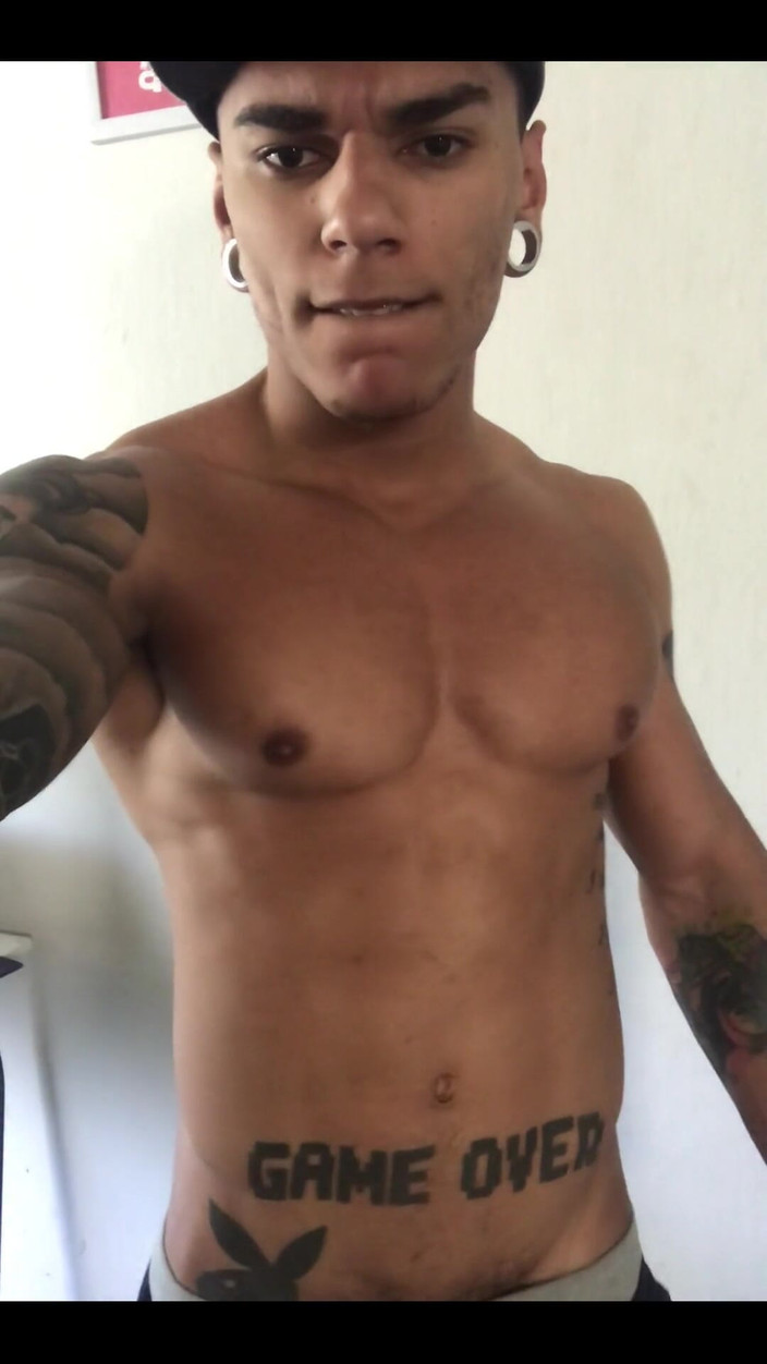 Exxtevao: Gay sur les muscles