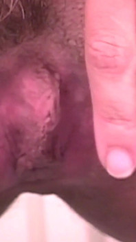 É assim que essa garota se prepara para se masturbar com um vibrador gigante