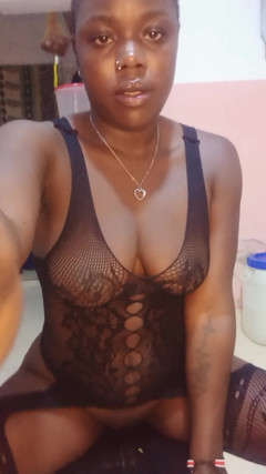 Super sexy ebony cuties: Cewek seksi dengan baju jala ini lagi asik ngangkang di...