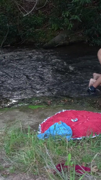 Spotkanie z nieznajomym przy wodospadze kończy się seksem.