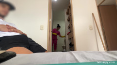 Latinaspy: Empregada com bunda enorme limpa apt então masturba seu chefe...