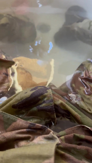 Gay Soldier Stuff: Первое видео с писсингом! Наблюдаю, как армейской специалист получает в ванну в униформу и начинает намочить себя!