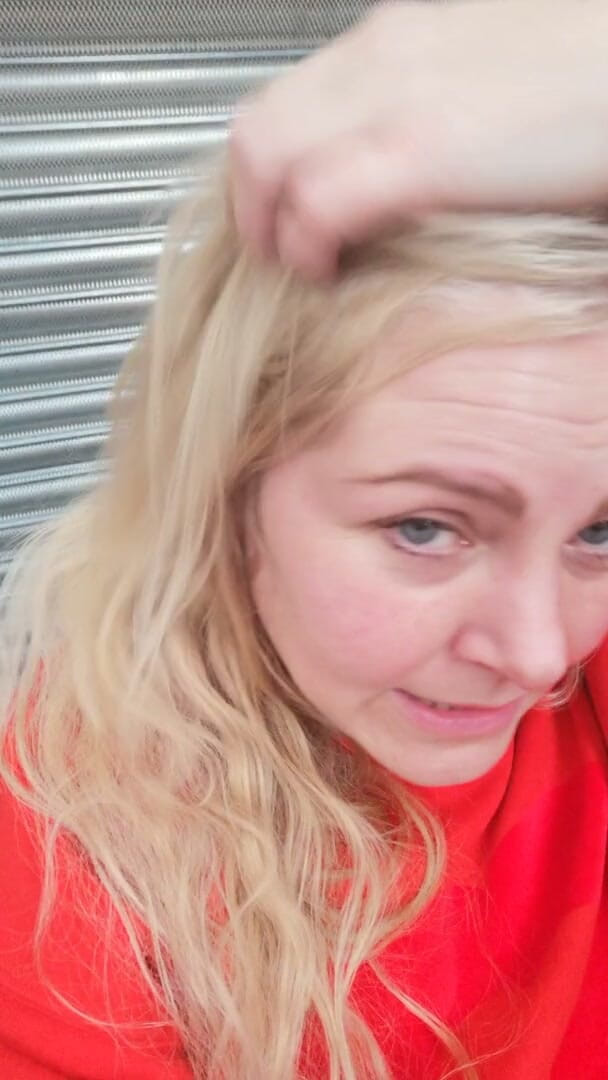 Kitty Queen: Kiity Queen taquine et s’exhibe dans un entrepôt. Une MILF...