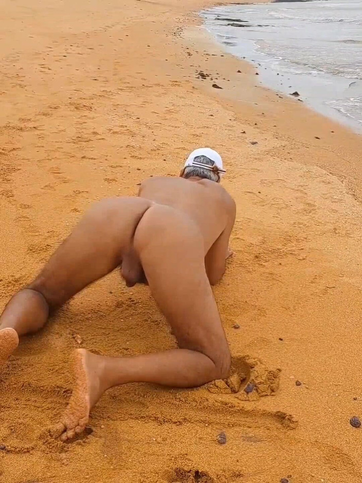 Ladysilvas: Ladysilva nuda in spiaggia mostra il suo culo abbronzato caldo...