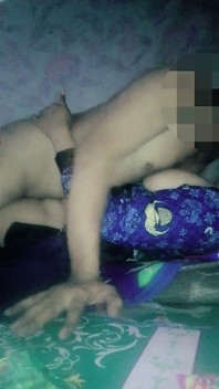 Jonge bruidegom-werknemer door zijn oudere stiefvader