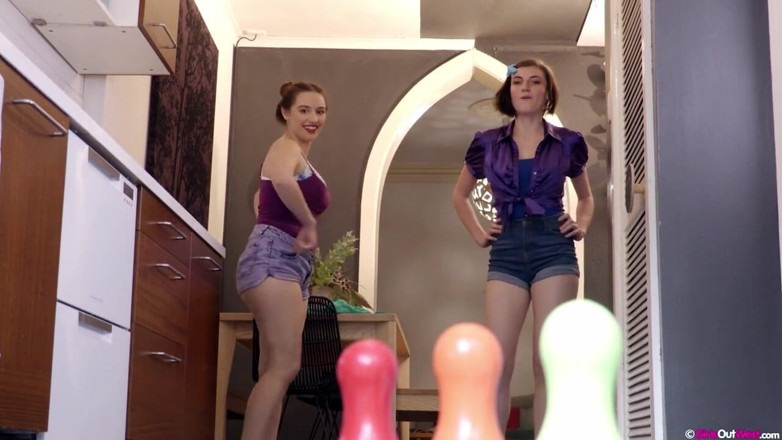 Girls Out West: Ateşli büyük memeli lezbiyenler, luci ve kıllı Willow'ı kesiyor, yalıyor...