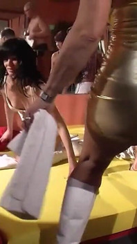 Baharatlı olgun ev kadınları amatör porno sahneleri ve yaşlı erkeklerle nine grup seks