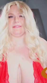Semaj Media Stella Daniels trémousse ses seins en portant de la lingerie rouge !