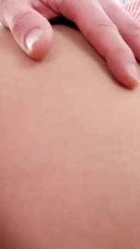 アジア系ティーンエイジャーで大きな自然な胸を広げる