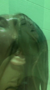 Goteando jnasty se folla a Rae Roxoff hasta que chorrea en la bañera !!