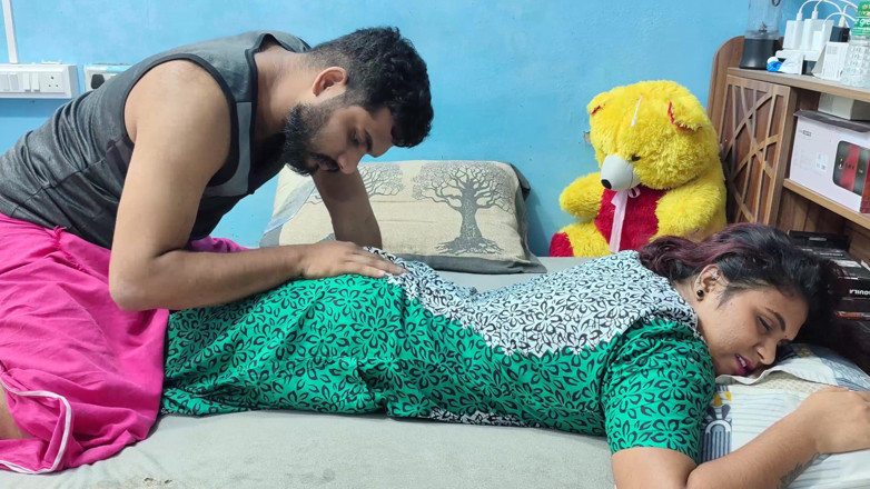 Vaigavarun Feet romance: Mallu moglie calda culo e massaggio alla schiena dal marito...