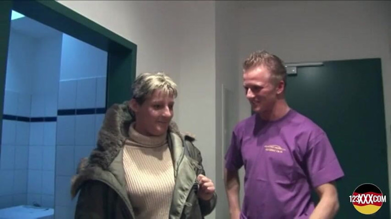 123XXX - 100% Amateurs: Kortharige milf heeft een appartement nodig en is alles bereid