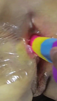 Leo Avant, honey play box'tan dildo bu göt deliği tarafından kolayca emiliyor