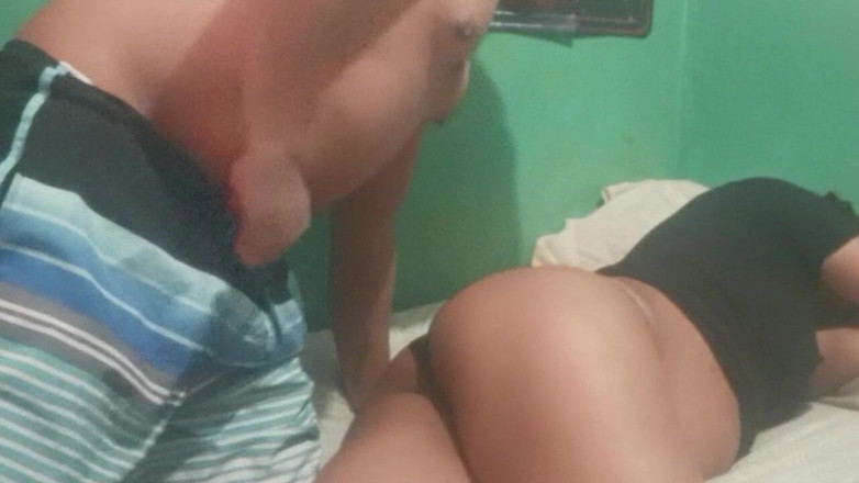 BigassMILF40: Wielki tyłek brunetka macocha rucha się, zanim jej mąż wróci...