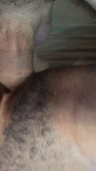 Chlupatá černá kundička zblízka creampie amatérka