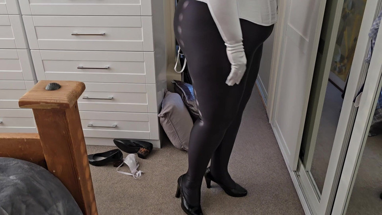 Slutty Ms B: Biała satynowa rękawica Wank