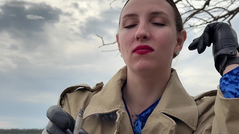 Hottie goddess: Seduzione con sputa di fumo