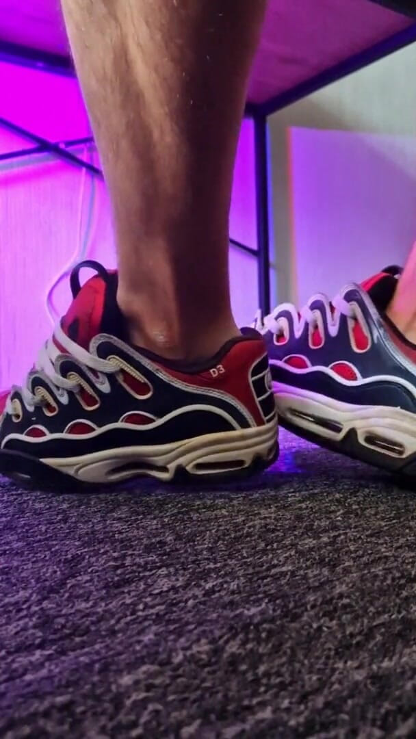 Sneakersmax98: Гра з кросівками Osiris і камшот всередину