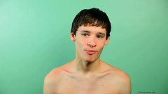 Beddable Boys: Симпатичный твинк Дамиен Телру дает интервью