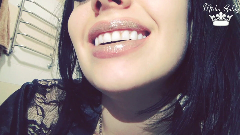 Goddess Misha Goldy: Goldene lippen