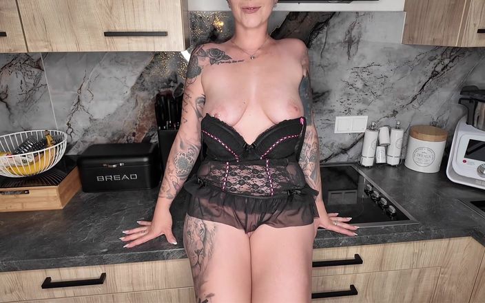Nina Devil: Đưa nó cho tôi! Âm hộ của tôi cần đạt cực khoái!