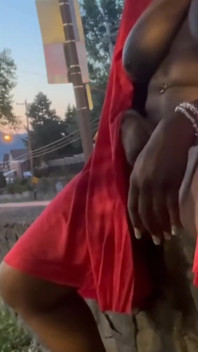 Mustabation nuda pubblica all'aperto con un sex toy vibrante