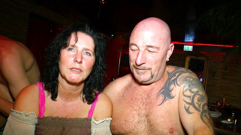 Berlin Orgy: Nadržená zralá a krásné holky sdílející ptáky na večírku