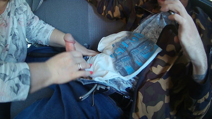 Zona901: Wanita gemuk di tempat duduk belakang menghisap dan melancap zakar...