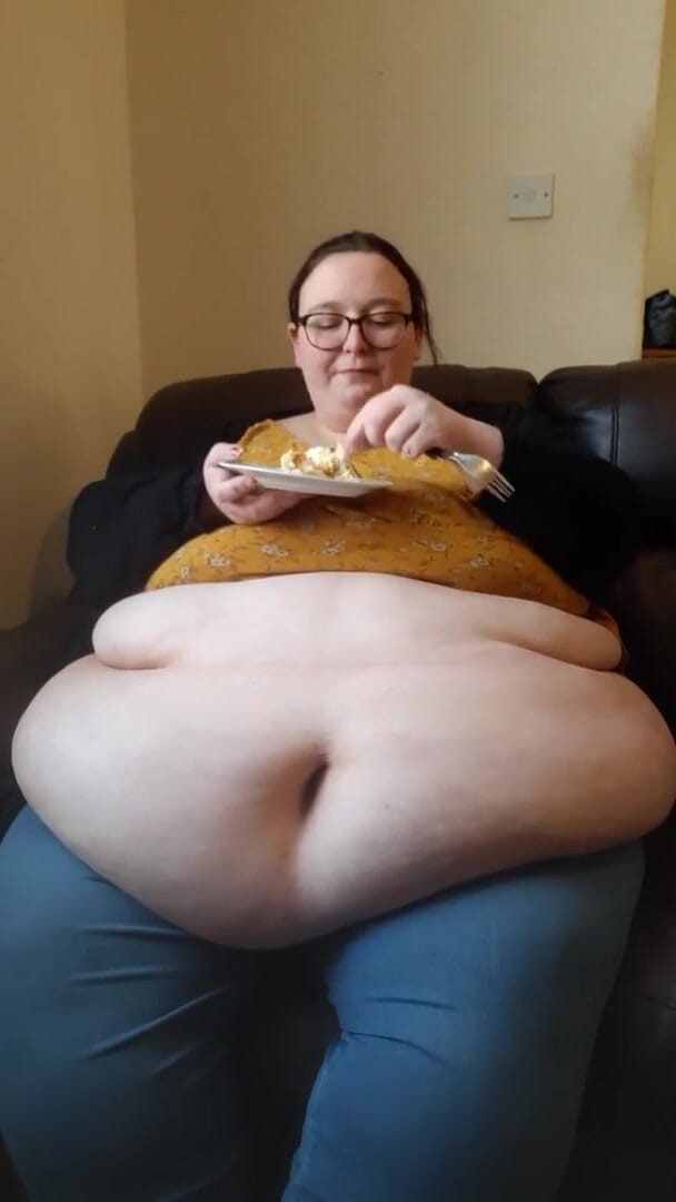 SSBBWLadyBrads: SSBBw mangia torta con pancia fuori