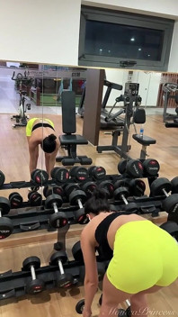Geile fitnessbabe: close-up konttraining