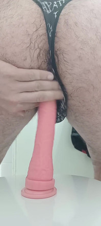 穿着丁字裤的直男尝试逼真的肛门假阳具并把它深深插入