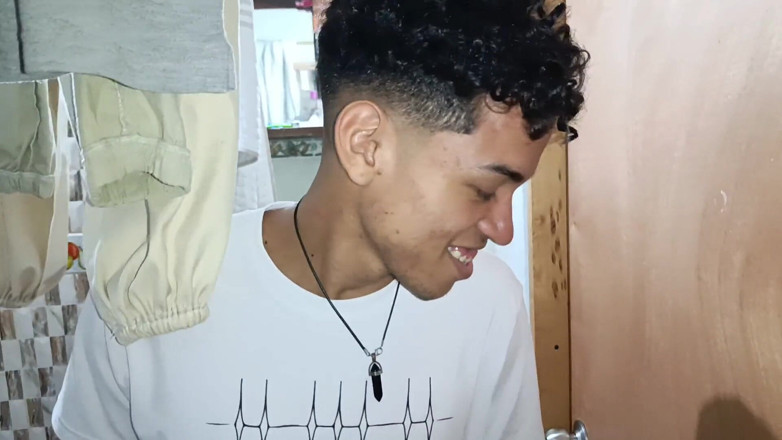 Jovencandelita: Eu Chego e olho para a bunda da minha madrasta...