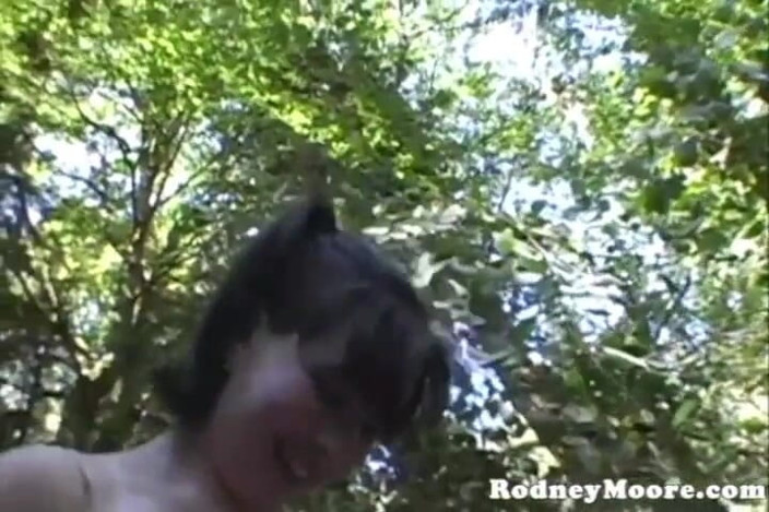 Horny Hairy Girls: Hippie curva păroasă este un futai rapid ourdoor retro agățat