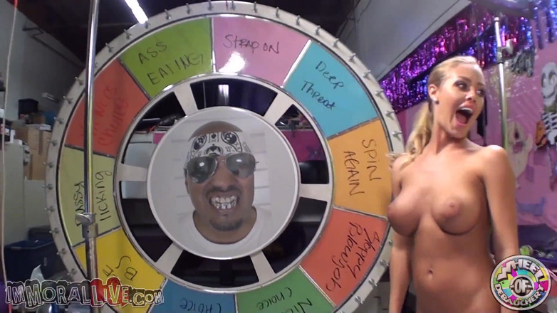 Immoral Live: Dua blonde jalang seksi Spin the Wheel of Debauchery