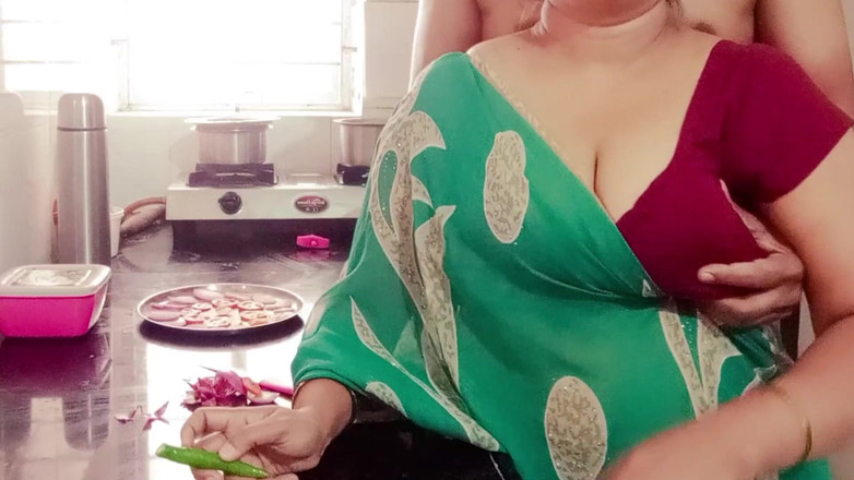 Your Arya: Mama vitregă indiană desi cu țâțe mari Arya futută de fiul...