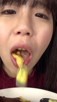 Fuu Natsuhi Mengunyah Pelbagai Makanan Dengan Mulutnya Terbuka Untuk Keseronokan Awak