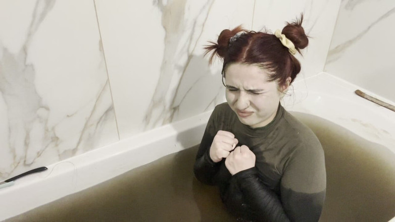 NipsAndStrips: Shrekova přítelkyně prdí v rybníku