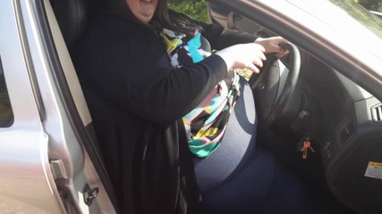 SSBBWLadyBrads: Une BBW SSBBW a du mal à rentrer dans une voiture +...