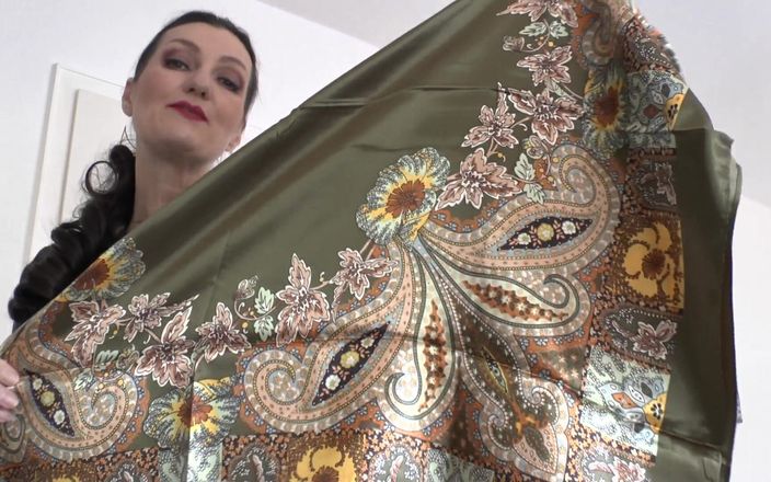 Lady Victoria Valente: Saténová módní show s šátkem, saténový šátek a kožená bunda, JOI Lady...