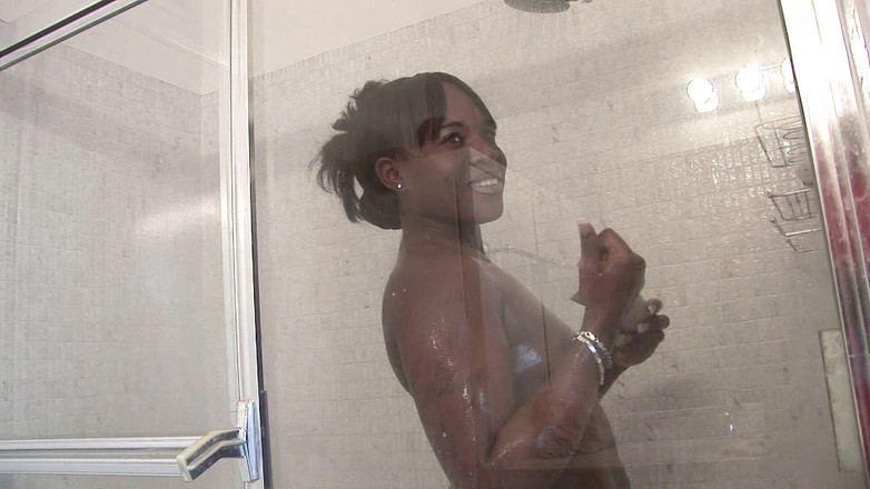 Hot Girlz: Vollbusige ebenholz betrügende milf liebt es, einen großen schwanz zu...