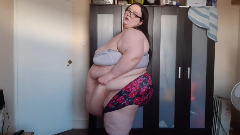 SSBBWLadyBrads: SSBBW SI SPOGLIA E SCUOTE IL CULO