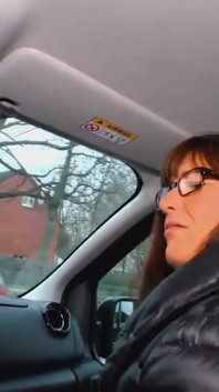 Deutsche milf geht ins auto für eine gute fickfahrt mit großem schwanz