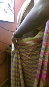 Desi tamilische freche ehefrau Renu petticoat blouse saree neckt für ehemanns freund! Indianhotwifex