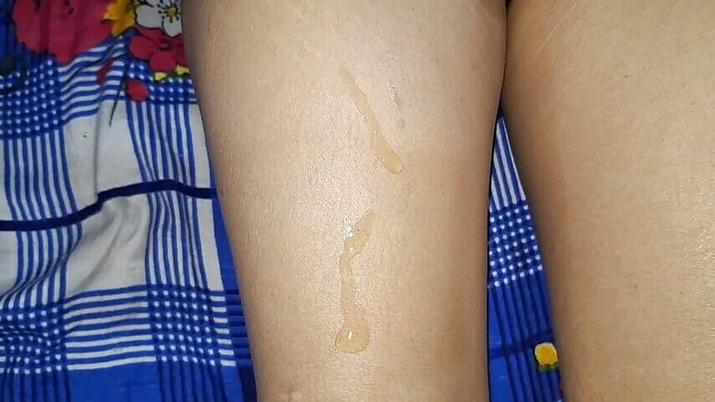 hot suman: Hintli kız arkadaşının bacaklarını ovuyor