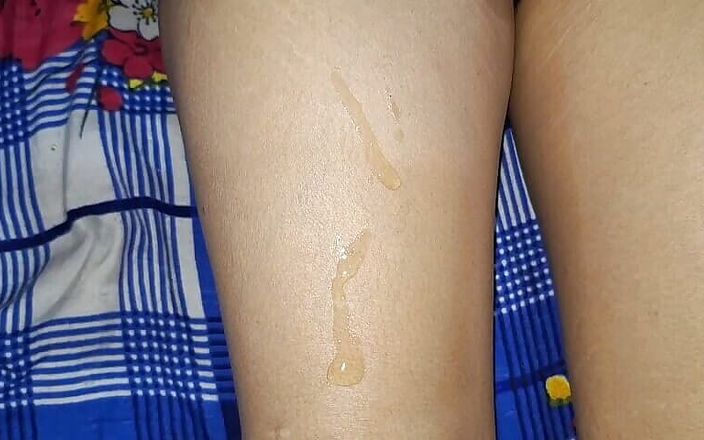 hot suman: De benen van de Desi-vriendin wrijven