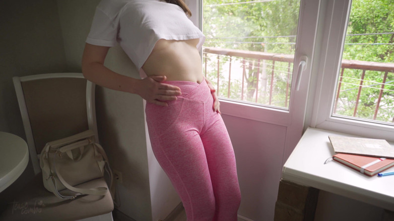 Teasecombo 4K: Yaramaz üvey kız yoga pantolonlu büyük deve frikiği amcığını gösteriyor